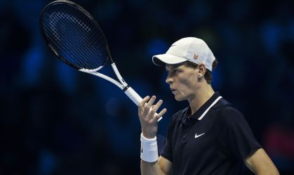 Sinner soprando os dedos durante partida de tênis