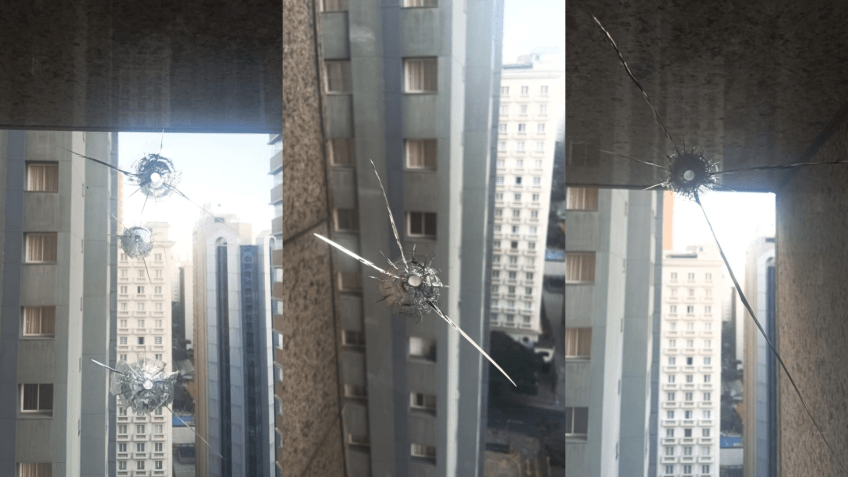 Janelas foram danificadas pelos disparos • Reprodução