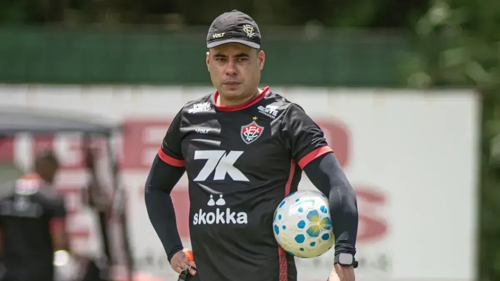Técnico Jair Ventura durante treino do Vitória