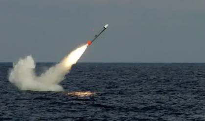 Míssil Tomahawk é atirado sobre o mar