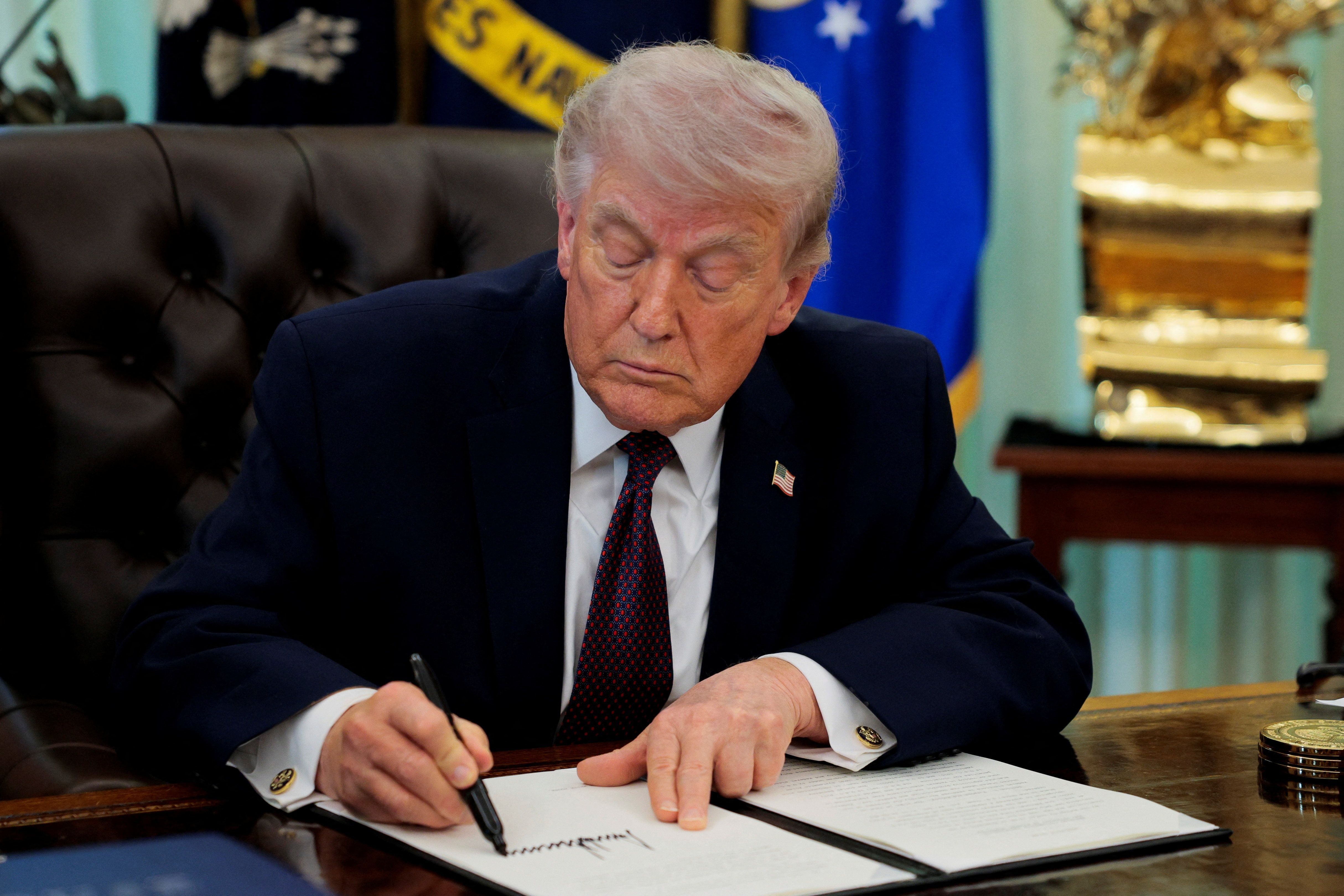 Trump assina decreto no Salão Oval da Casa Branca