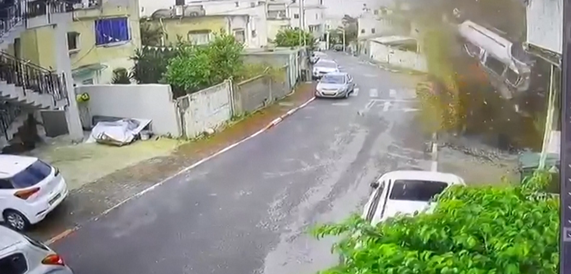 Um míssil iraniano atingiu um bairro em Kafr Qassem, próximo a Tel Aviv, em Israel