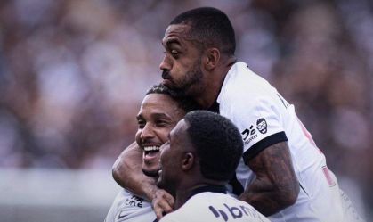 Jogadores do Vasco comemoram gol sobre o Grêmio no Brasileirão