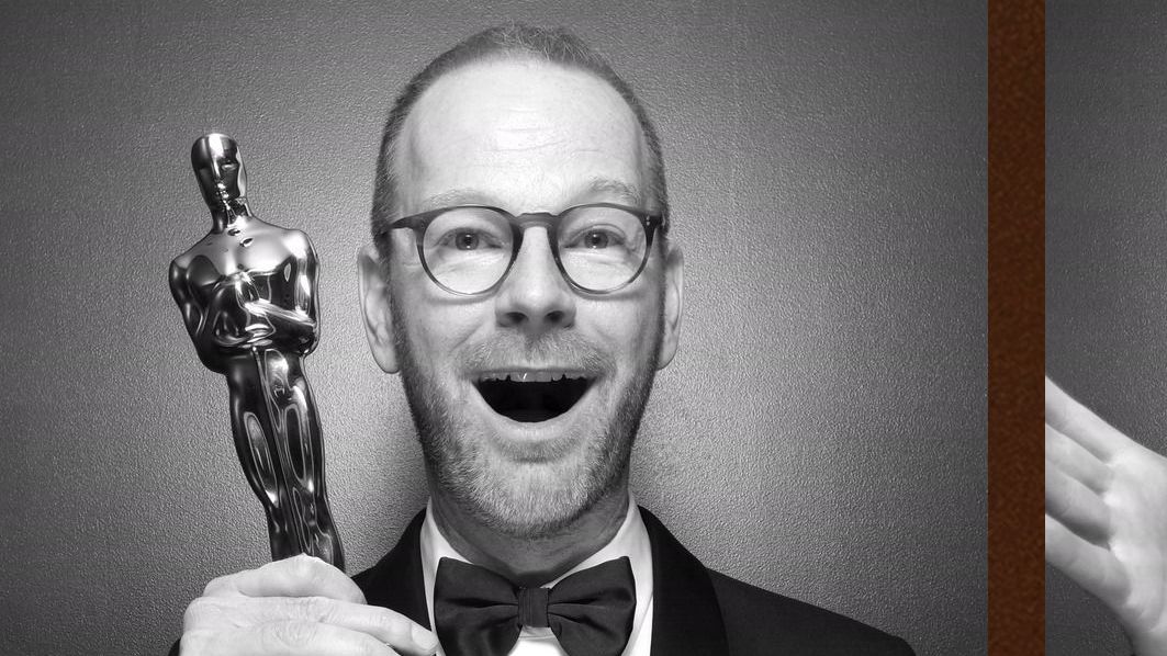 O diretor de "Valor Sentimental", Joachim Trier, segura estatueta do Oscar que, segundo os brasileiros, deveria estar nas mãos de Kleber Mendonça Filho