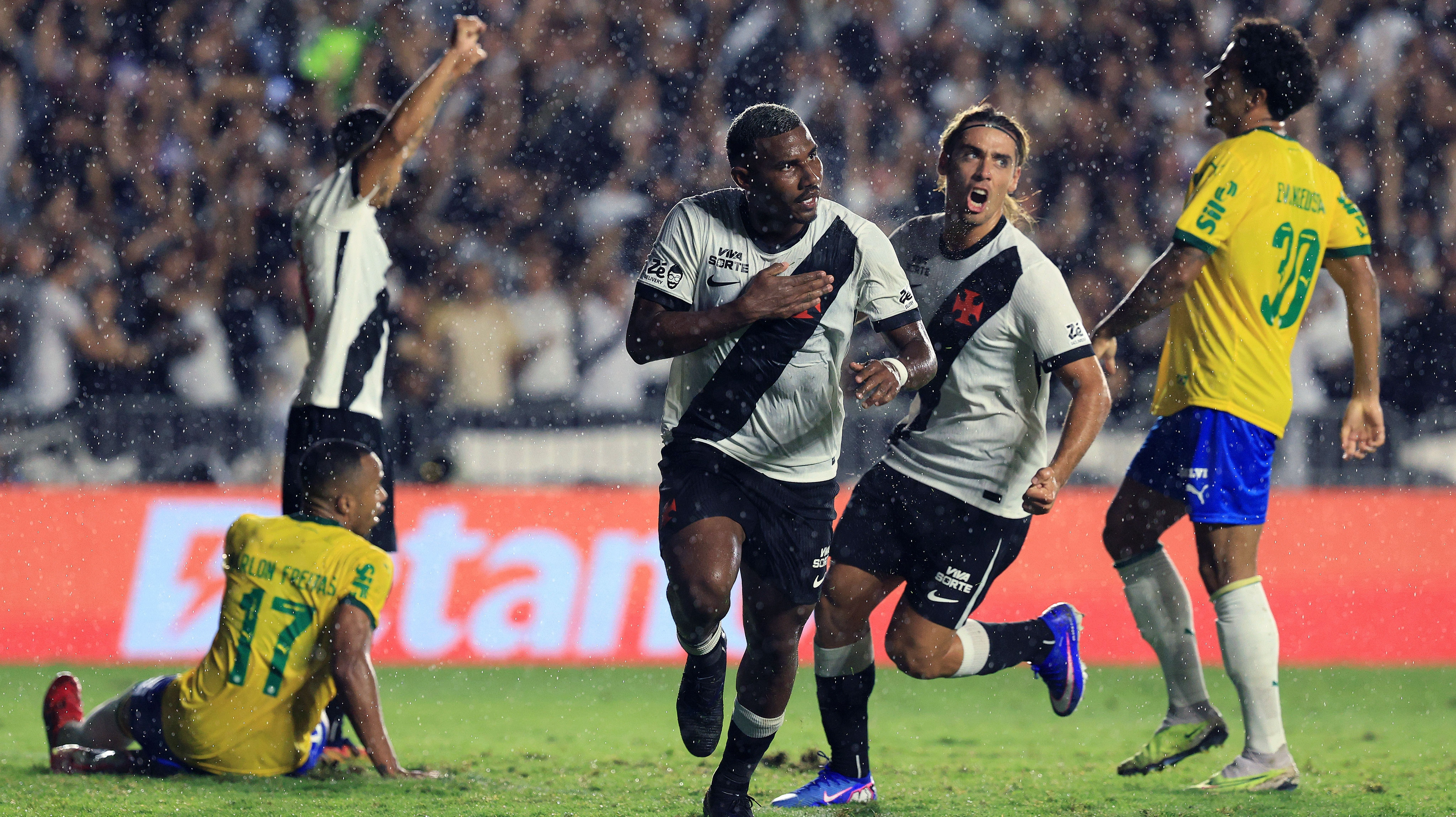 Cuiabano comemora gol do Vasco sobre o Palmeiras