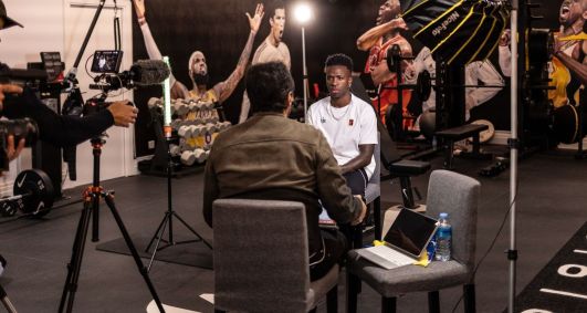 Vini Jr., durante a gravação da série da Seleção Brasileira