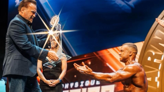 Vitor Chaves recebe título das mãos de Schwarzenegger
