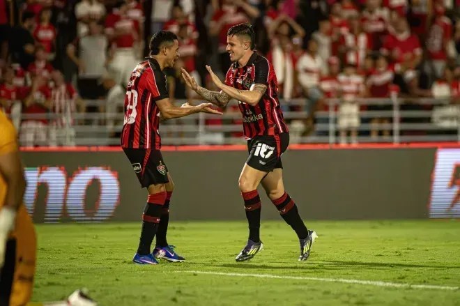 Vitória vence o CR fora de casa