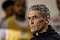 Santos anuncia saída do técnico Vojvoda após derrota para o Inter