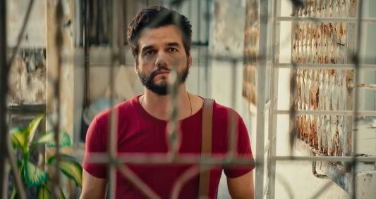Wagner Moura como Marcelo em cena do filme "O Agente Secreto"