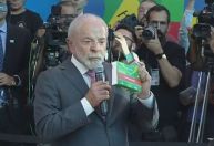 Em visita à fábrica, Lula exibe medicamento e diz: "Esse é nosso míssil"