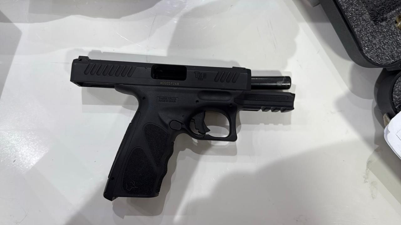Duas armas de fogo foram apreendidas, em Araruama (RJ) • Divulgação - PF