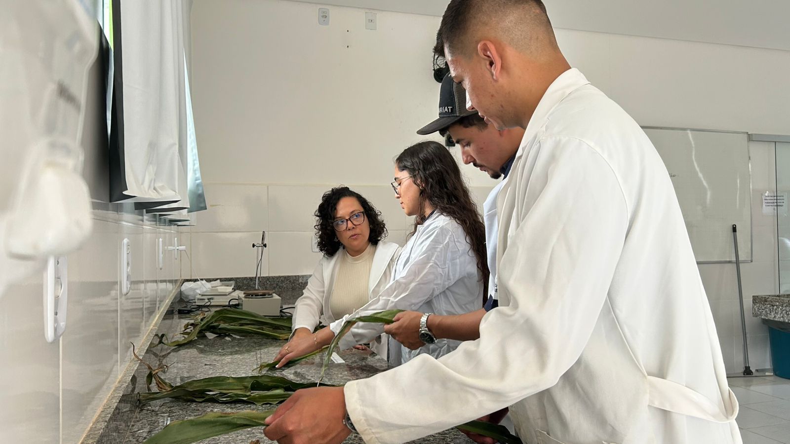A pesquisadora e professora Dalilla Caravalho Rezende e seus alunos em laboratório de agronomia • Arquivo pessoal