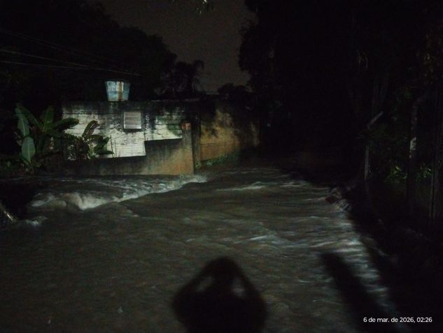 Imagens mostram ruas de Guaretinguetá completamente alagafas • Defesa Civil do Estado de SP