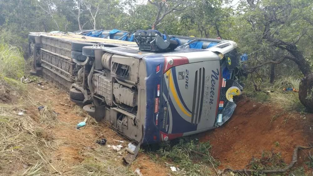 Ônibus tomba e duas pessoas morrem em Minas Gerais