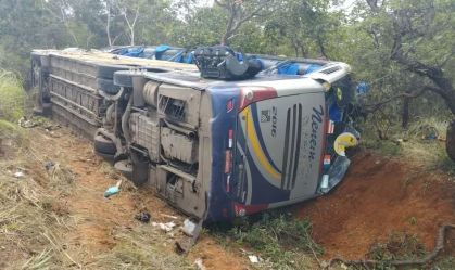Ônibus tomba e duas pessoas morrem em Minas Gerais