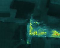 Combate a incêndio em imóvel em Ramos, no RJ, segue nesta terça-feira (10)