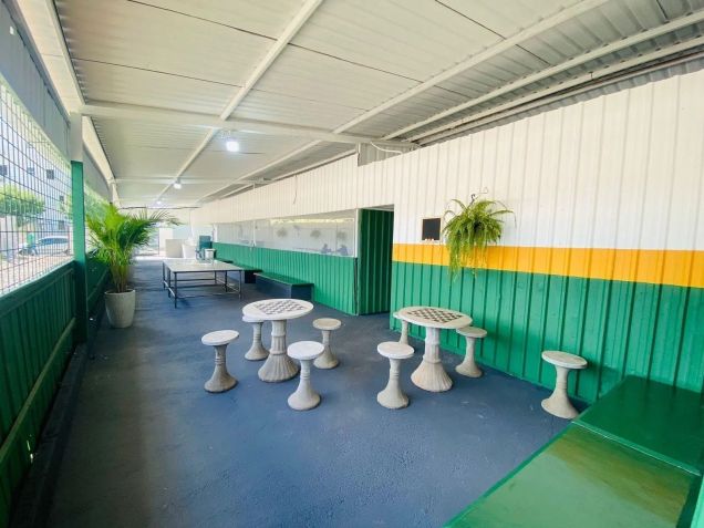 Estruturas padronizadas nos canteiros de obras da MRV incluem refeitórios, sanitários e espaços de descanso destinados ao bem-estar e à organização da rotina dos operários • MRV/Divulgação