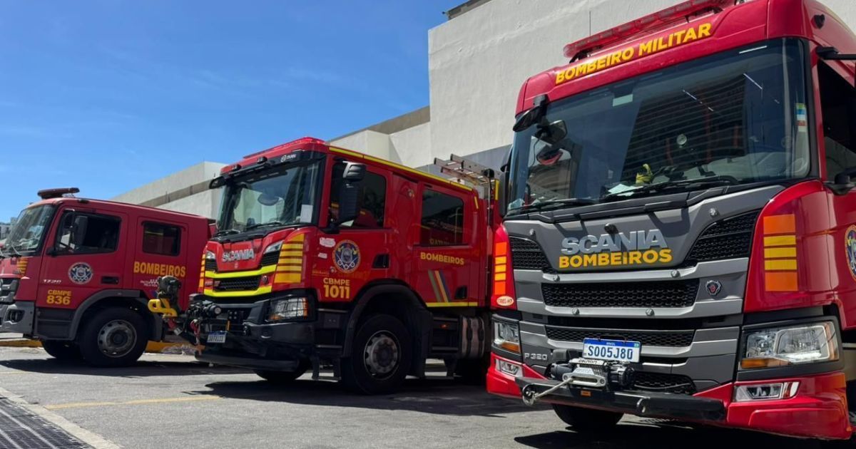 Incêndio em galpões na Lapa provoca coluna de fumaça em SP
