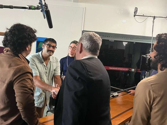 Anjoum Noorani durante gravações de "O Agente Secreto" • Arquivo Pessoal/Anjoum Noorani