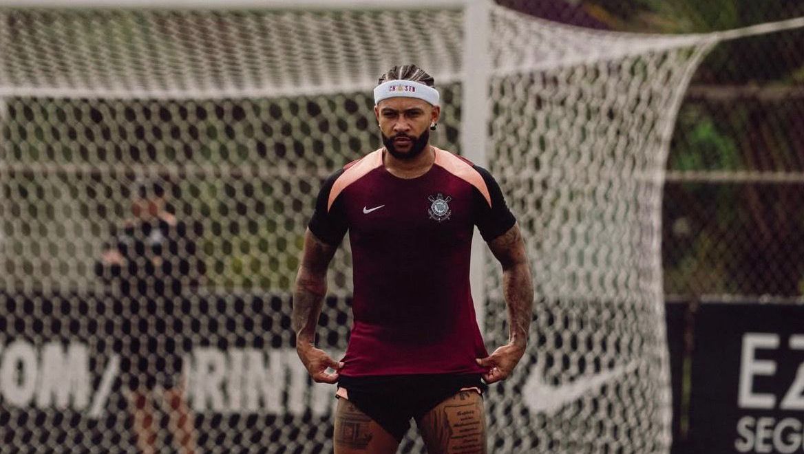 Memphis Dapay, atacante do Corinthians.