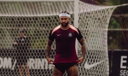 Memphis Dapay, atacante do Corinthians.