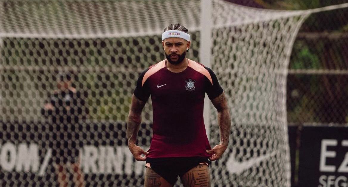 Corinthians desiste de renovação com Memphis Depay após pressão política