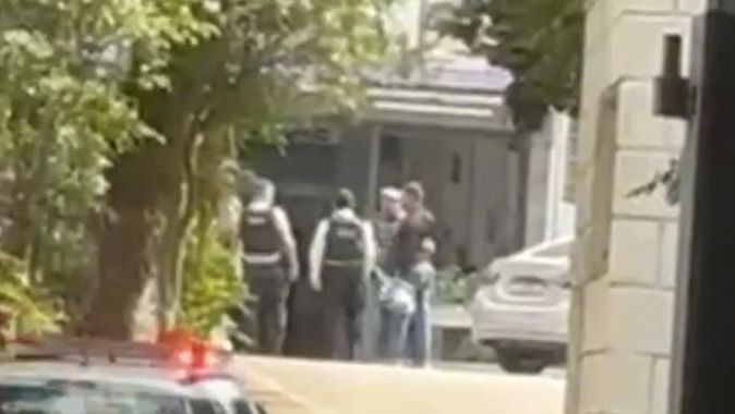 tenente coronel é abraçado
