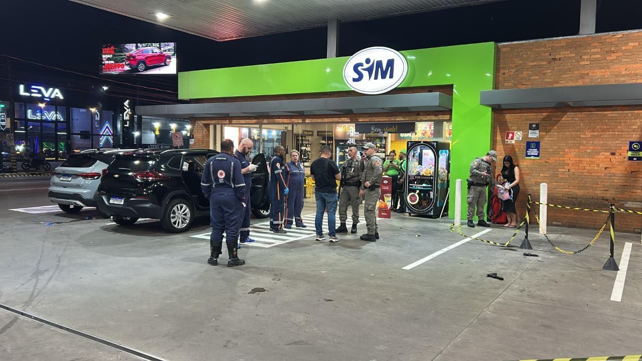 Tiroteio deixa um morto e um policial ferido em posto de combustível, em Porto Alegre