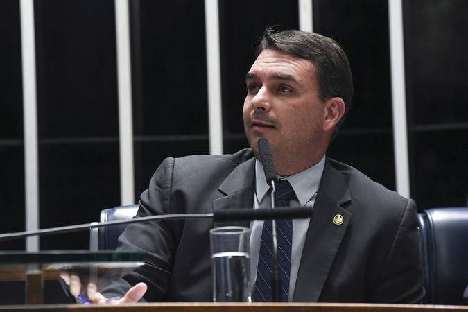 Flávio Bolsonaro nega que vai acabar com o Pix caso eleito
