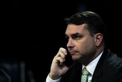 Mendonça não vai "sacanear" Ciro no caso Master, diz Flávio