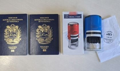 Passaportes falsos encontrados com venezuelano residente no Brasil.