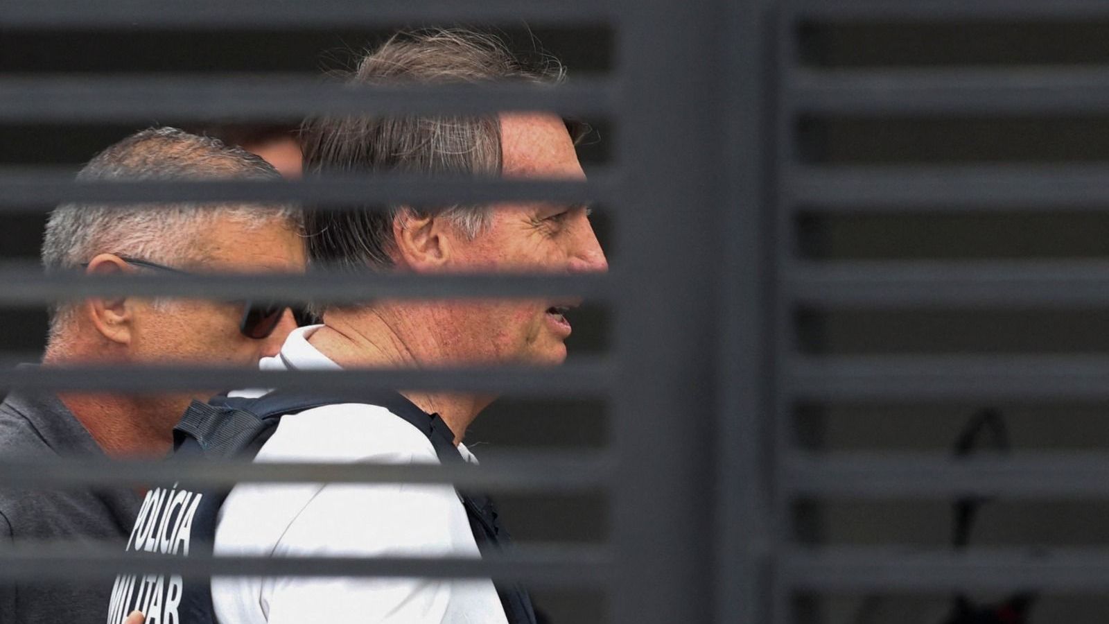 Jair Bolsonaro chegando em casa para cumprir prisão domiciliar temporária, após ter recebido alta hospitalar