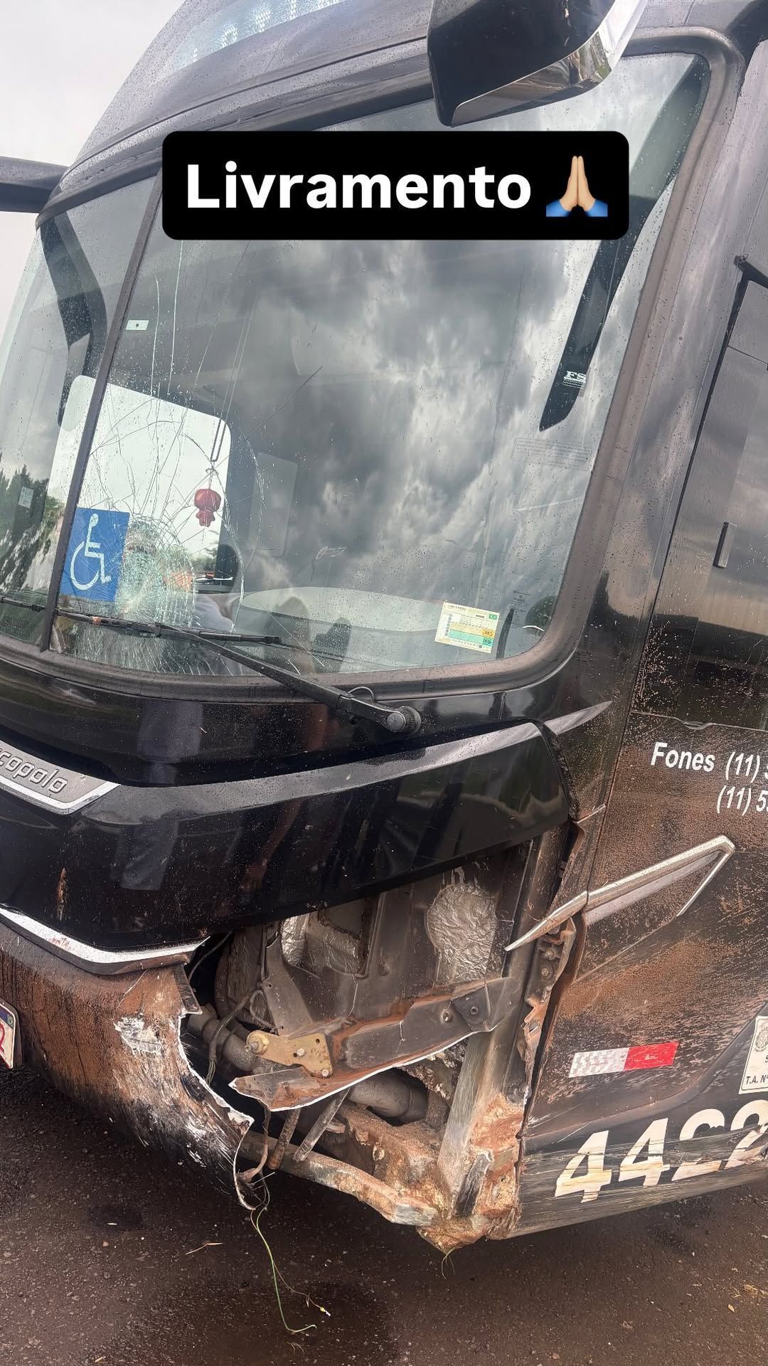 Latino e equipe sofrem acidente de ônibus no interior de São Paulo • Instagram/Latino