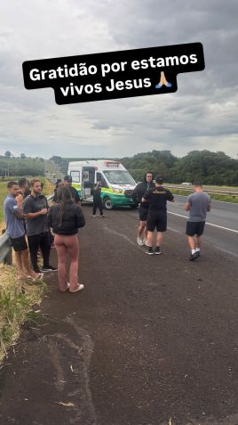 Latino e equipe sofrem acidente de ônibus no interior de São Paulo • Instagram/Latino