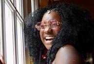 Adriana Araújo, cantora de samba, entra em coma após sofrer aneurisma