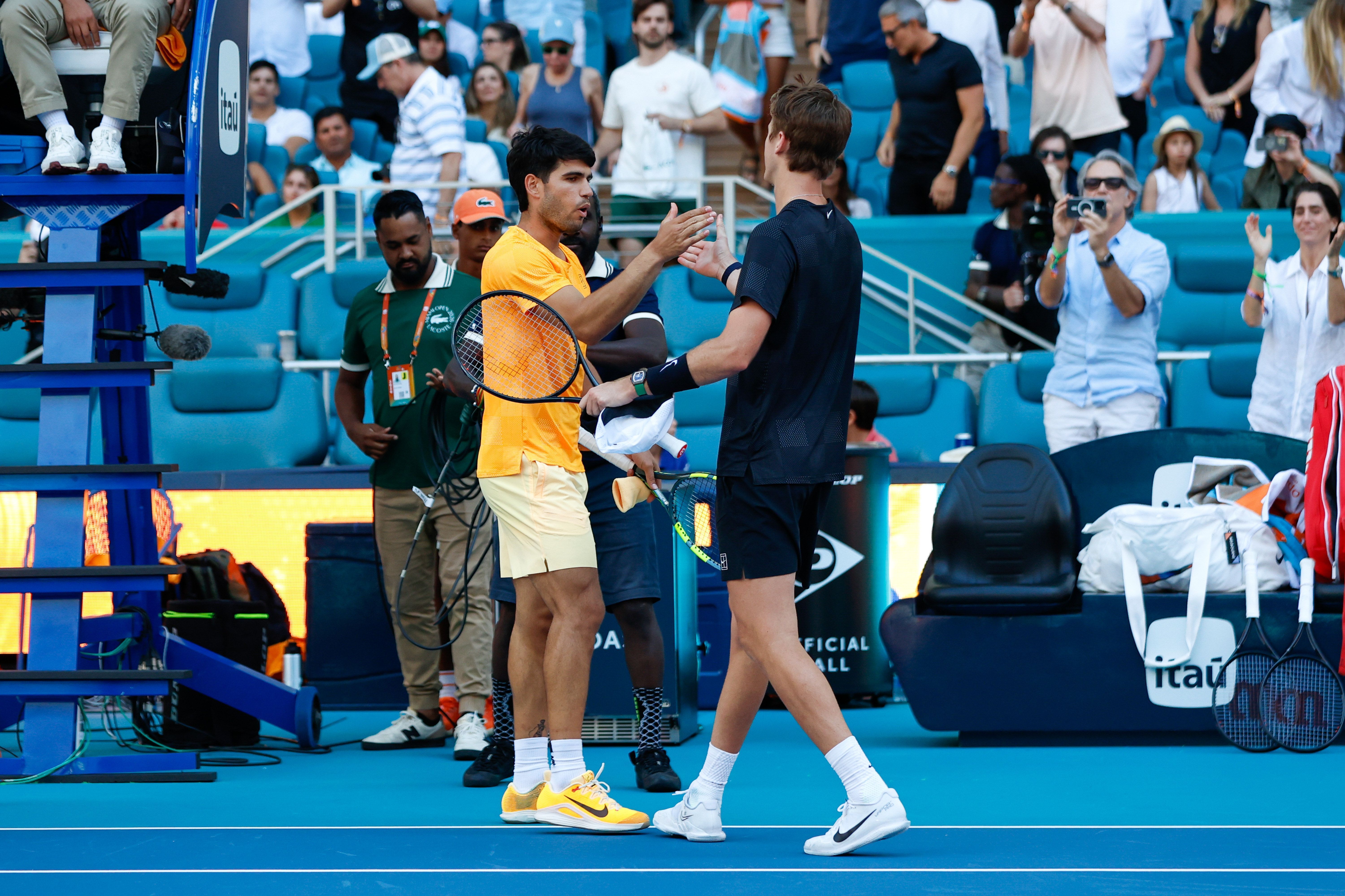 Carlos Alcaraz cumprimenta Sebastian Korda após derrota do espanhol no Miami Open