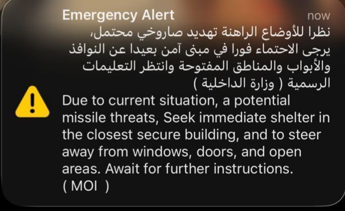 Mensagem diz: “Alerta de emergência: Devido à situação atual e a uma possível ameaça de mísseis, procure abrigo imediato no edifício mais seguro e mais próximo. Fique longe de janelas, portas e áreas abertas. Aguarde por mais instruções.” • Arquivo pessoal/Pablo Leite