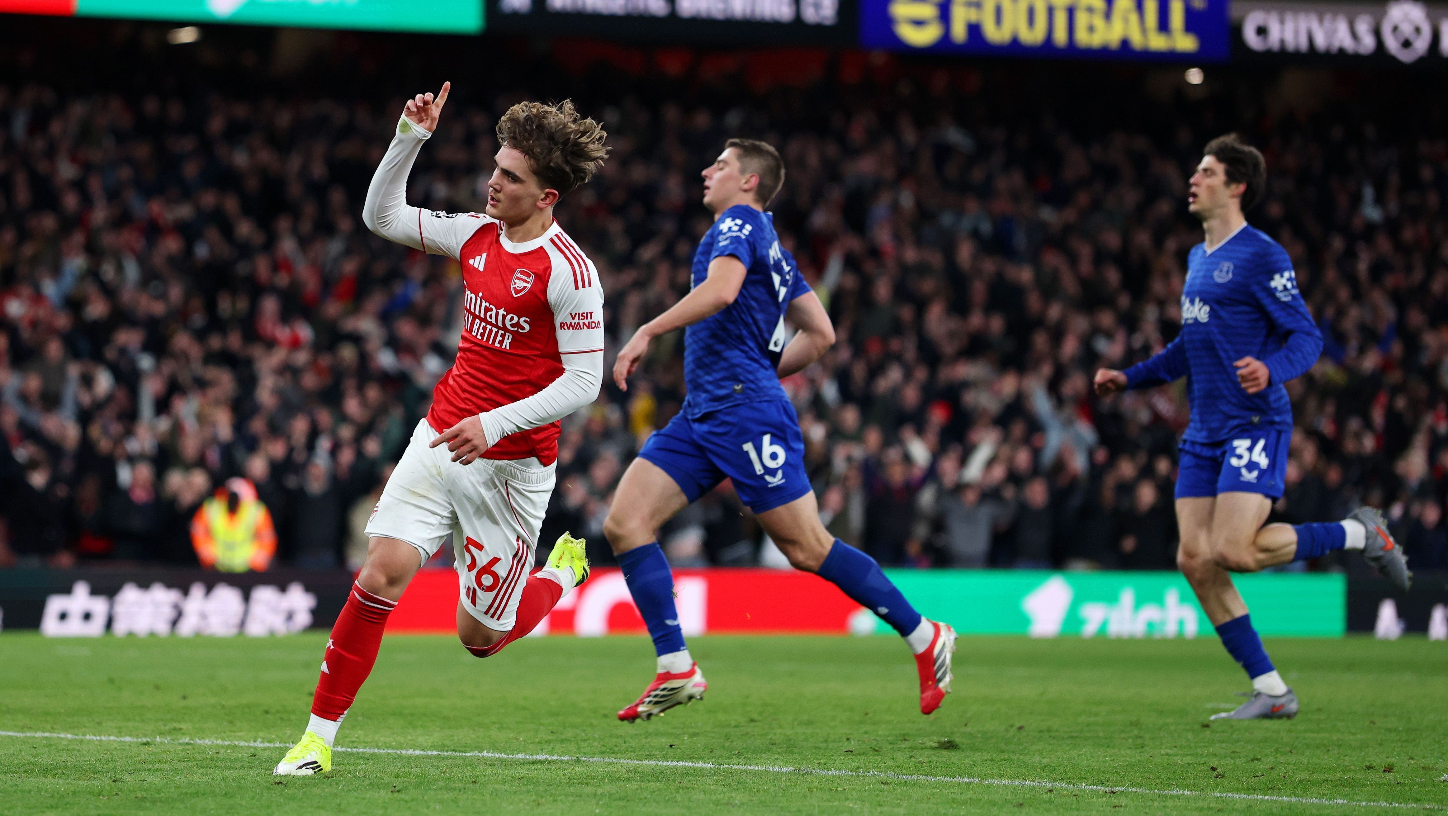 Alex Dowman, de 16 anos recém completados, comemora ao marcar o segundo gol do Arsenal sobre o Everton e entrar para a história da Premier League