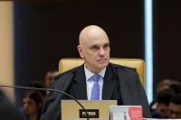 Moraes concede prisão domiciliar a Bolsonaro após internação por pneumonia
