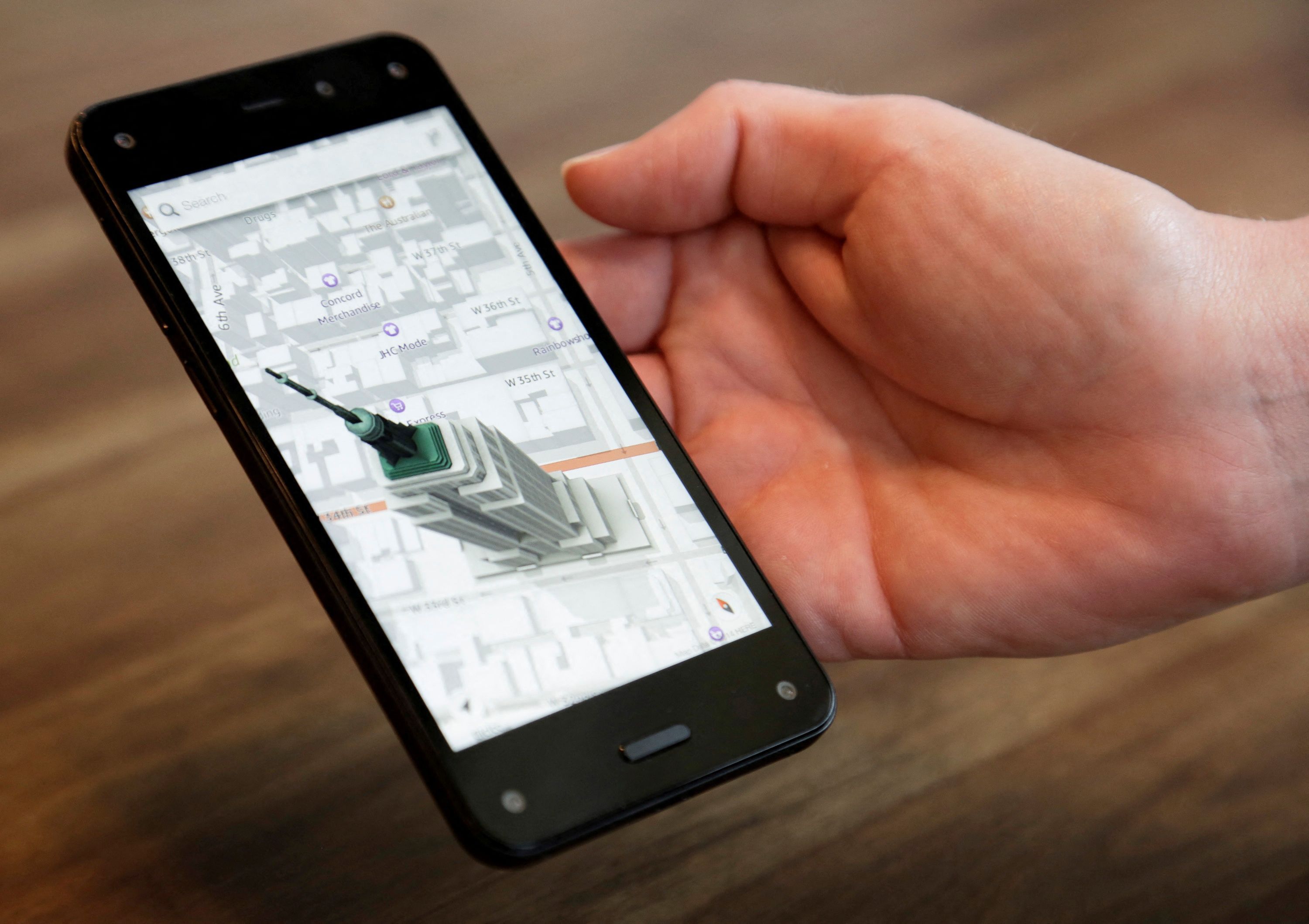 Representante da Amazon demonstrando recursos de mapas 3D do smartphone Fire da empresa no campus da empresa em Seattle, Washington, em 18 de junho de 2014. O Fire Phone foi descartado em pouco mais de um ano.