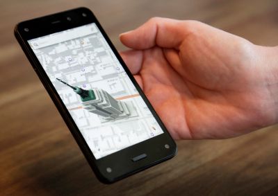 Representante da Amazon demonstrando recursos de mapas 3D do smartphone Fire da empresa no campus da empresa em Seattle, Washington, em 18 de junho de 2014. O Fire Phone foi descartado em pouco mais de um ano.