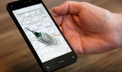 Representante da Amazon demonstrando recursos de mapas 3D do smartphone Fire da empresa no campus da empresa em Seattle, Washington, em 18 de junho de 2014. O Fire Phone foi descartado em pouco mais de um ano.