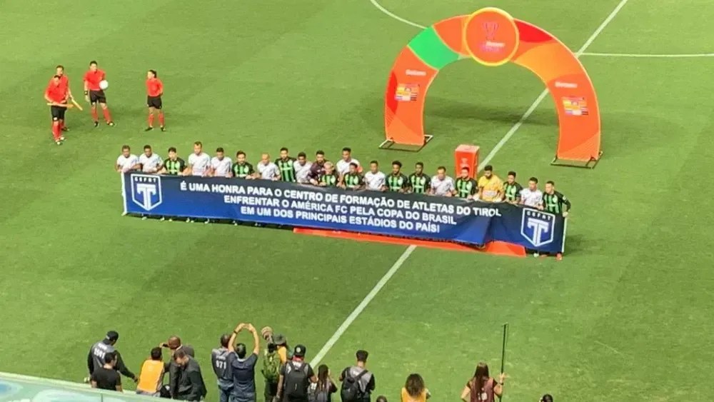 Jogadores do América-MG e Tirol antes de jogo pela Copa do Brasil.