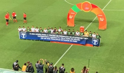 Jogadores do América-MG e Tirol antes de jogo pela Copa do Brasil.