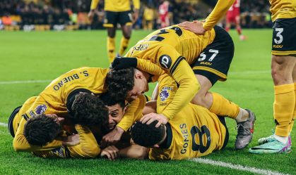 Vitória dramática sobre Liverpool reacende esperança do Wolves