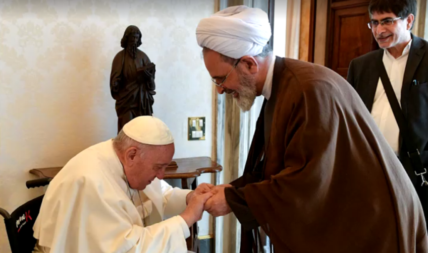 Papa Francisco e o aiatolá Alireza Arafi se encontraram na Cidade do Vaticano em 2022 • Reuters