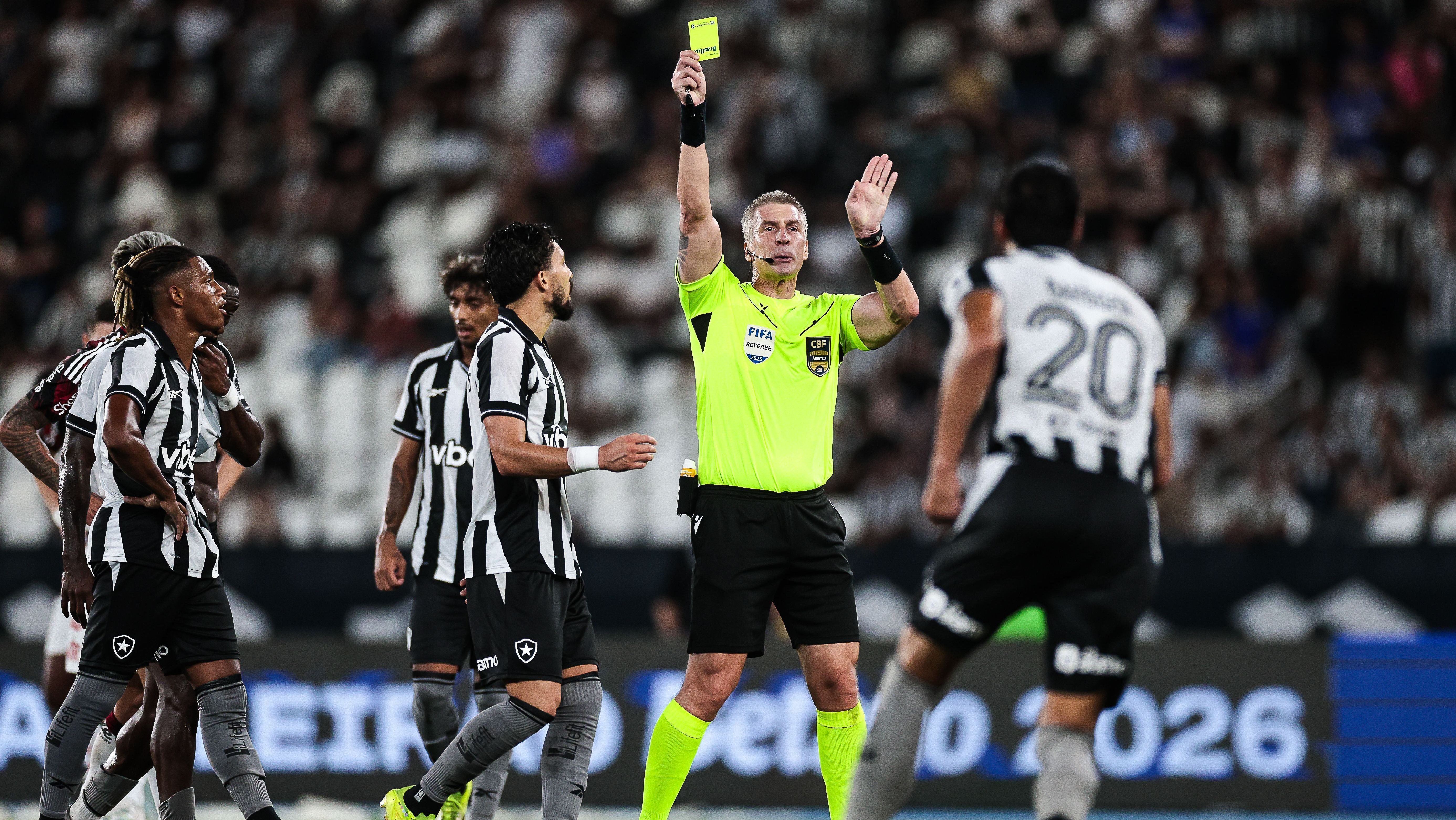 Árbitro Anderson Daronco aplica cartão amarelo para jogador do Botafogo