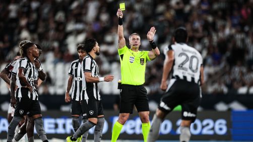 Árbitro Anderson Daronco aplica cartão amarelo para jogador do Botafogo