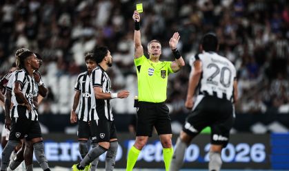 Árbitro Anderson Daronco aplica cartão amarelo para jogador do Botafogo